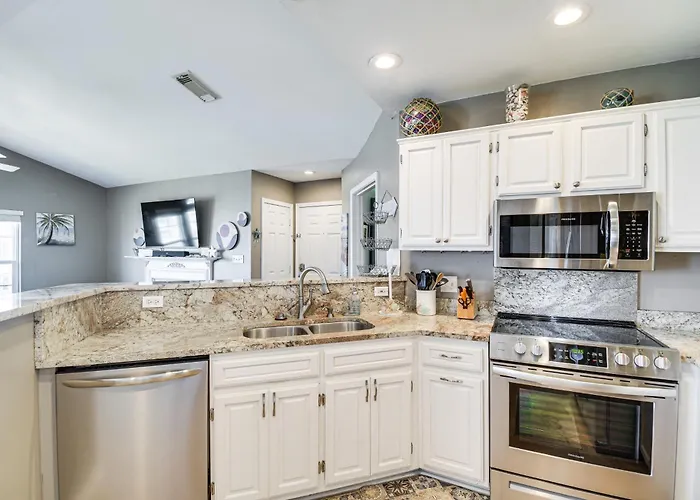 Holiday home 5 Mi To Beach! W/ Pool & Hot Tub Gulf Shores